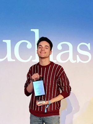Miguel recogiendo el premio Oro JCDecaux